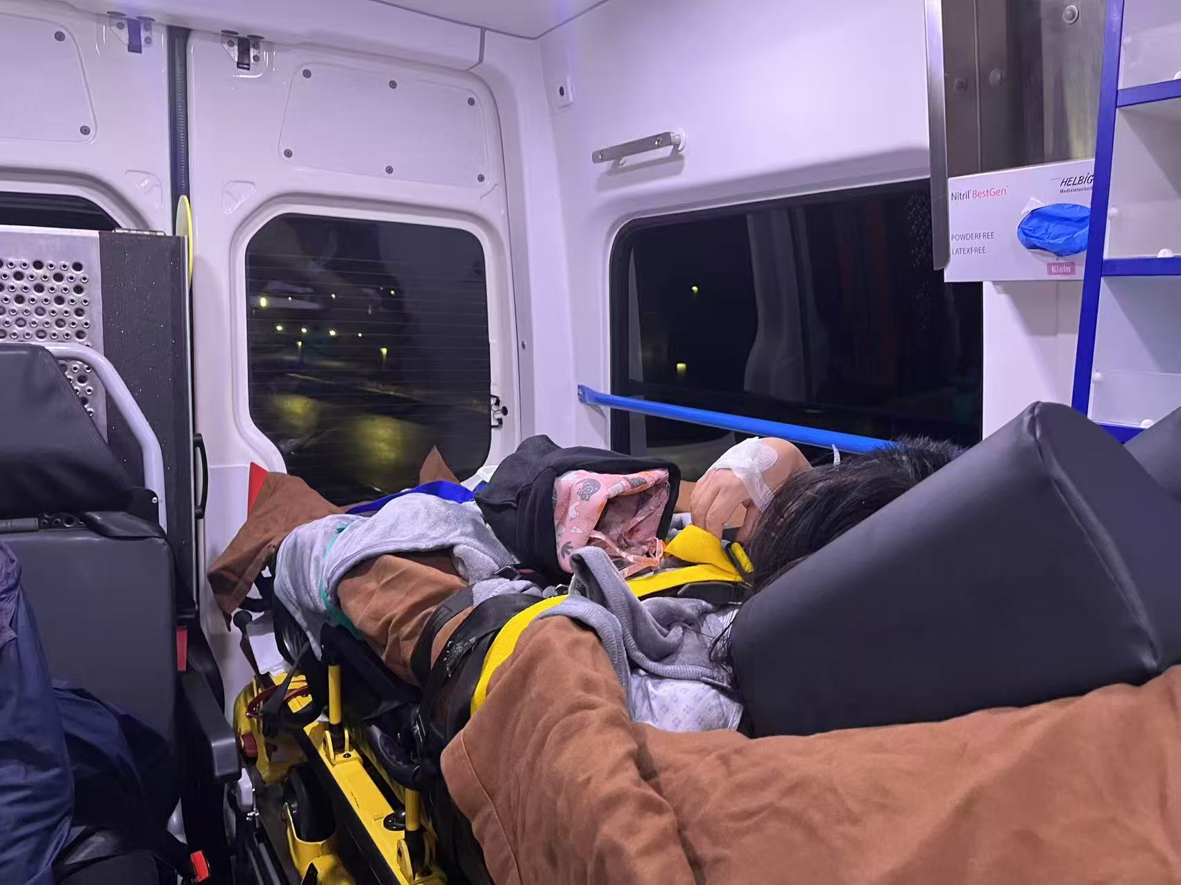 1209 接上救护车-1.jpg